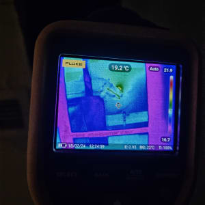 תצוגת מצלמה תרמית עם אזור חם על הקיר