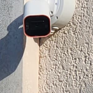 מצלמת אבטחה מותקנת על קיר חיצוני