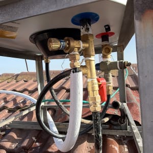 מערכת חימום שמש על גג רעפים עם צינורות ומחברים