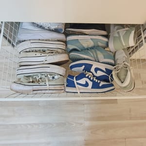 נעליים מסודרות בסל אחסון מתכת בארון