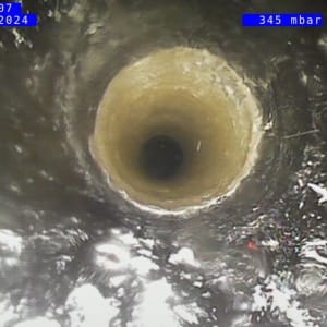 צילום פנים צינור עם מד לחץ