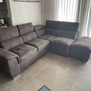 ספה אפורה בסלון עם אור טבעי