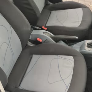 מושבי רכב נקיים לאחר ניקוי יסודי