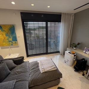 תריסים שחורים סגורים על חלון זכוכית גדול