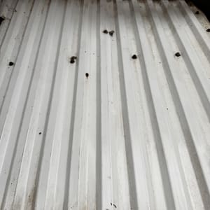 גג מתכת עם לכלוך וכתמים