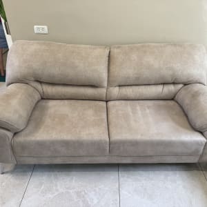 ספה אפורה על רצפת אריחים בהירה