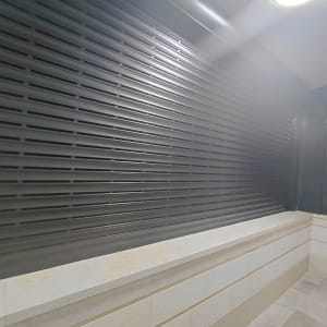 תריסי אלומיניום מותקנים על קיר חיצוני