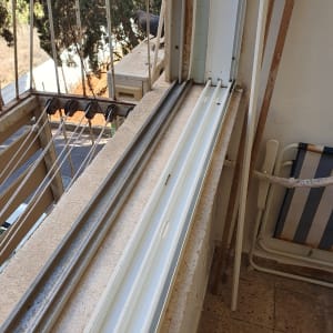 מסילות חלון נקיות לאחר ניקוי יסודי