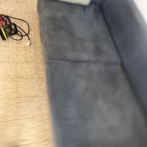 ספה עם כלי ניקוי על הרצפה