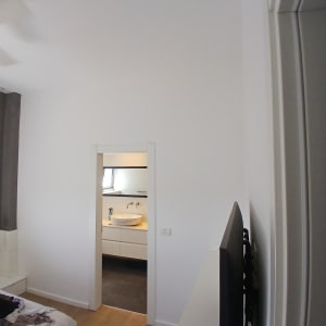 קיר גבס עם דלת פתוחה לחדר אמבטיה