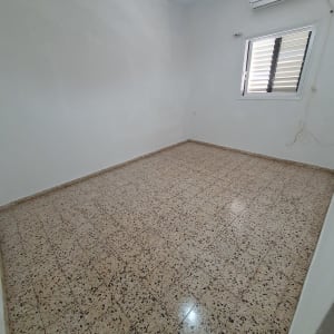 חדר ריק עם רצפה נקייה ומבריקה