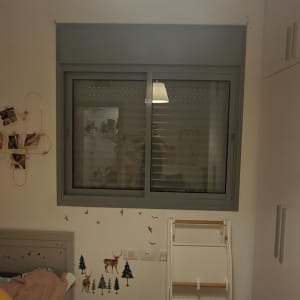 חדר ילדים עם חלון ותריסים סגורים