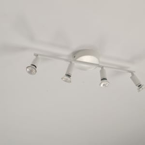 תאורה תקרה עם ארבעה פנסים