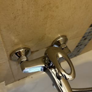 ברז אמבטיה מותקן על קיר קרמיקה