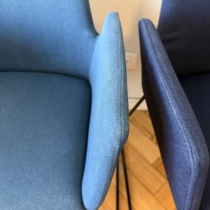 שני כיסאות בצבעים שונים על רצפת עץ