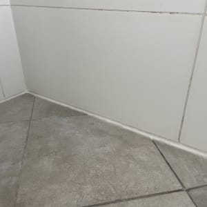 פינת קיר עם אריחים ורובה