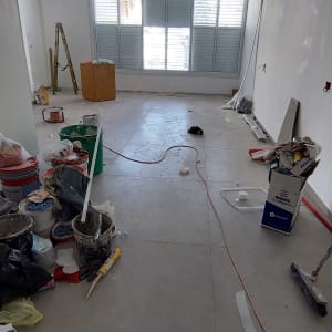 חלון עם תריסי אלומיניום בחדר שיפוצים