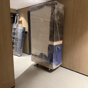 ארגז עטוף בניילון על גלגלים במסדרון