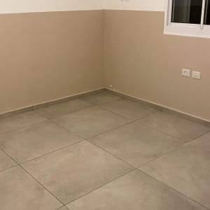 רצפה נקייה עם אריחים גדולים בחדר ריק