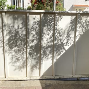 שער הזזה חשמלי ממתכת עם מנוע בכניסה לחניה