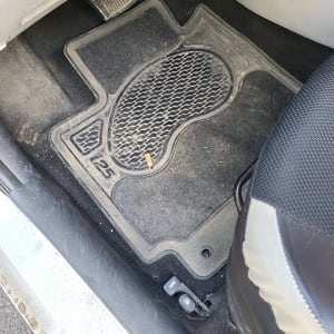 שטיח גומי לרכב עם לכלוך ופסולת קטנה