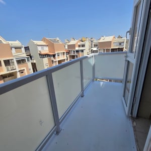 מרפסת עם מעקה אלומיניום ונוף לבניינים