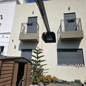 שער חשמלי מותקן על קיר חיצוני של בניין מגורים