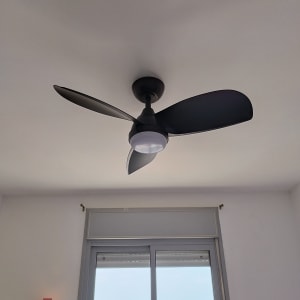 מאוורר תקרה עם שלוש כנפיים ותאורה מרכזית