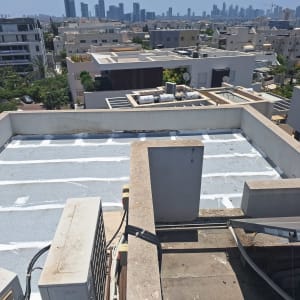 גג אטום עם פסי איטום לבנים על משטח אפור