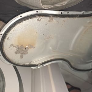 חלק פנימי של מכשיר חשמלי עם סימני בלאי