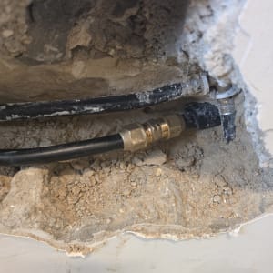 חיבור צינור בקיר עם אבנים חשופות
