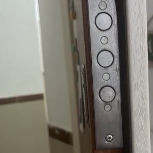 מנעול דלת מתכת מותקן על דלת עץ