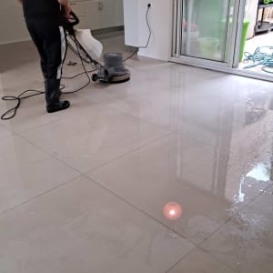 אדם מנקה רצפה עם מכונת פוליש חשמלית