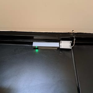 מנעול חשמלי מותקן על דלת מתכת עם חיווט גלוי