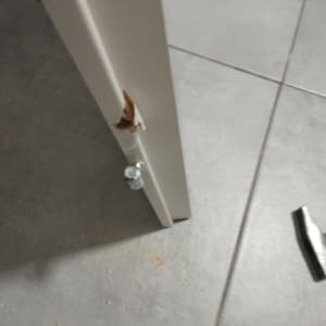 דלת עם בורג מותקן על הרצפה