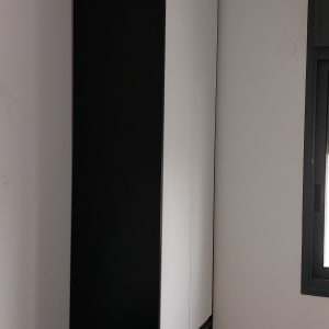 ארון שחור ולבן עם מגירות בחדר