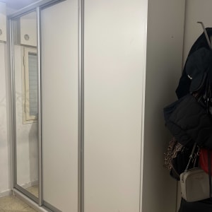 ארון בגדים עם דלתות הזזה בחדר