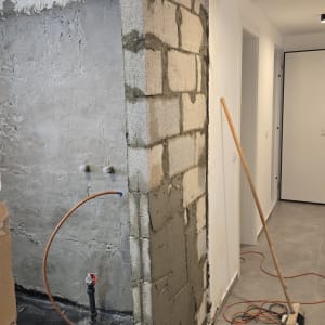 קיר בלוקים בבנייה עם כלי עבודה באתר שיפוצים