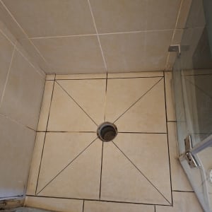 רצפת מקלחת עם אריחים וניקוז במרכז