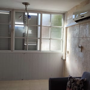 חלון עם תריסים סגורים בחדר מואר