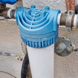 מסנן מים כחול עם צינורות וחיבורים