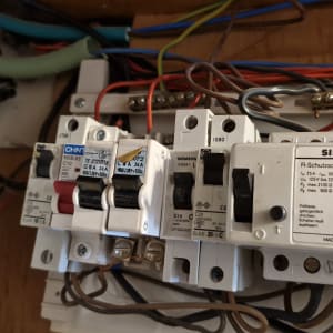 לוח חשמל עם מפסקים וחוטי חשמל צבעוניים