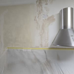 קיר עם טיח ותהליך צביעה במטבח