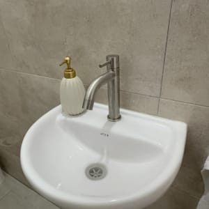 כיור עם ברז וסבון בחדר אמבטיה