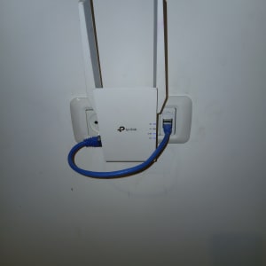 מכשיר רשת מחובר לשקע עם כבל כחול