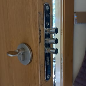 מנעול דלת עם בריחים מתכתיים וידית כסופה