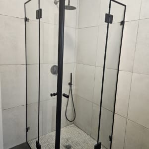 מקלחון זכוכית עם ראש מקלחת עגול וברז ידני