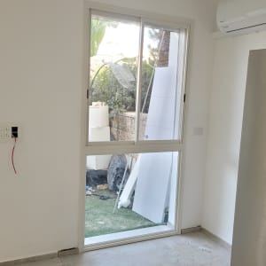 חלון אלומיניום עם מסגרת לבנה