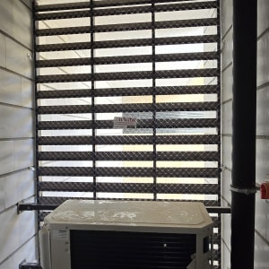 רשת הגנה על חלון עם מזגן