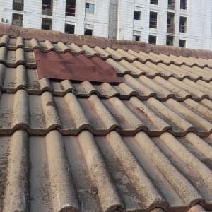 גג רעפים עם תיקון חלקי בבניין